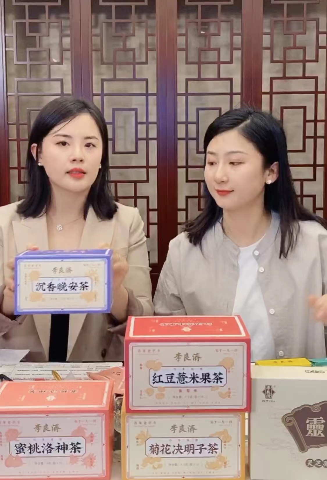 李夢琦化身種草官直播帶貨.jpg 李夢琦化身種草官直播帶貨.jpg